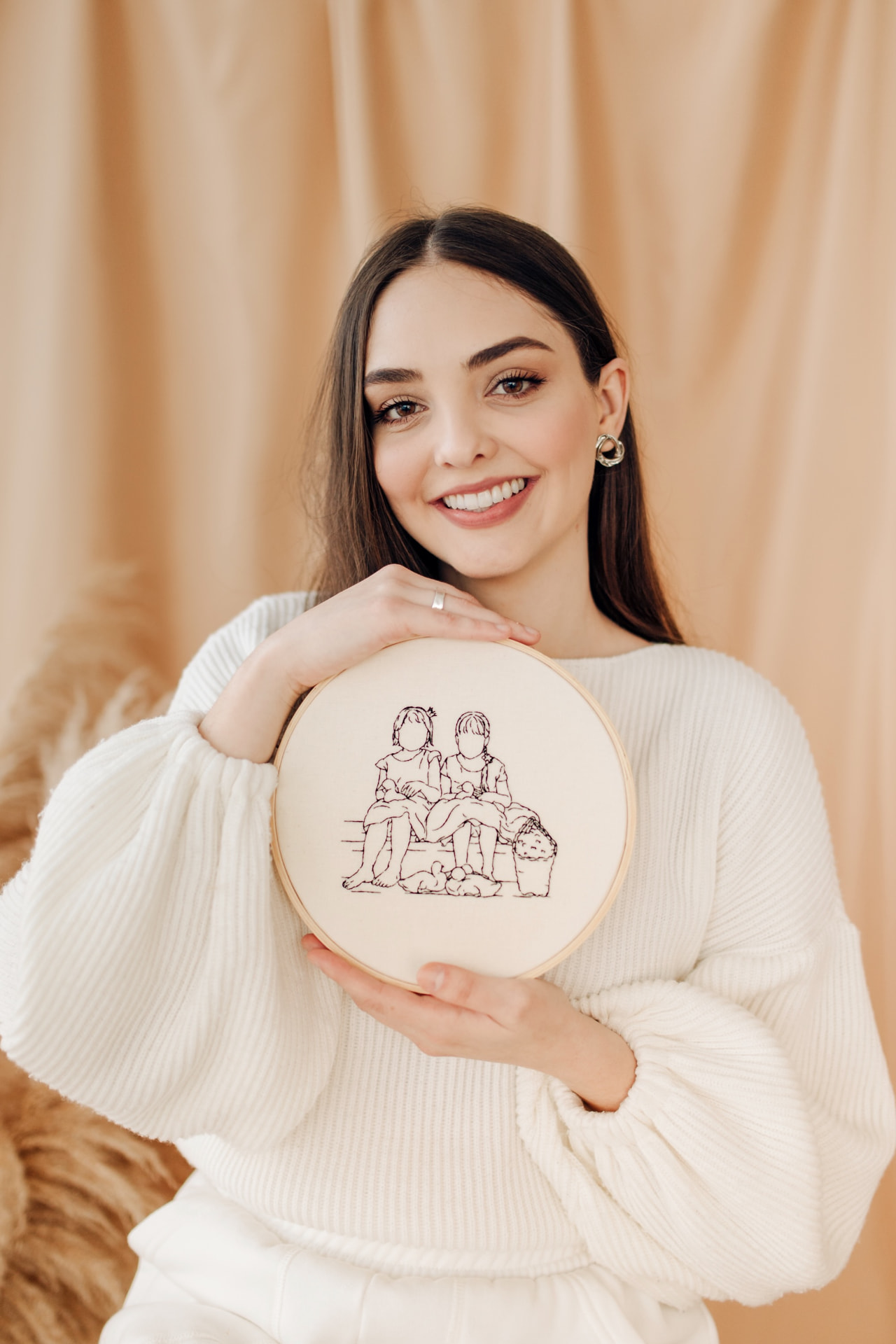 Eloíne Erthal com um bastidor de bordado nas mãos